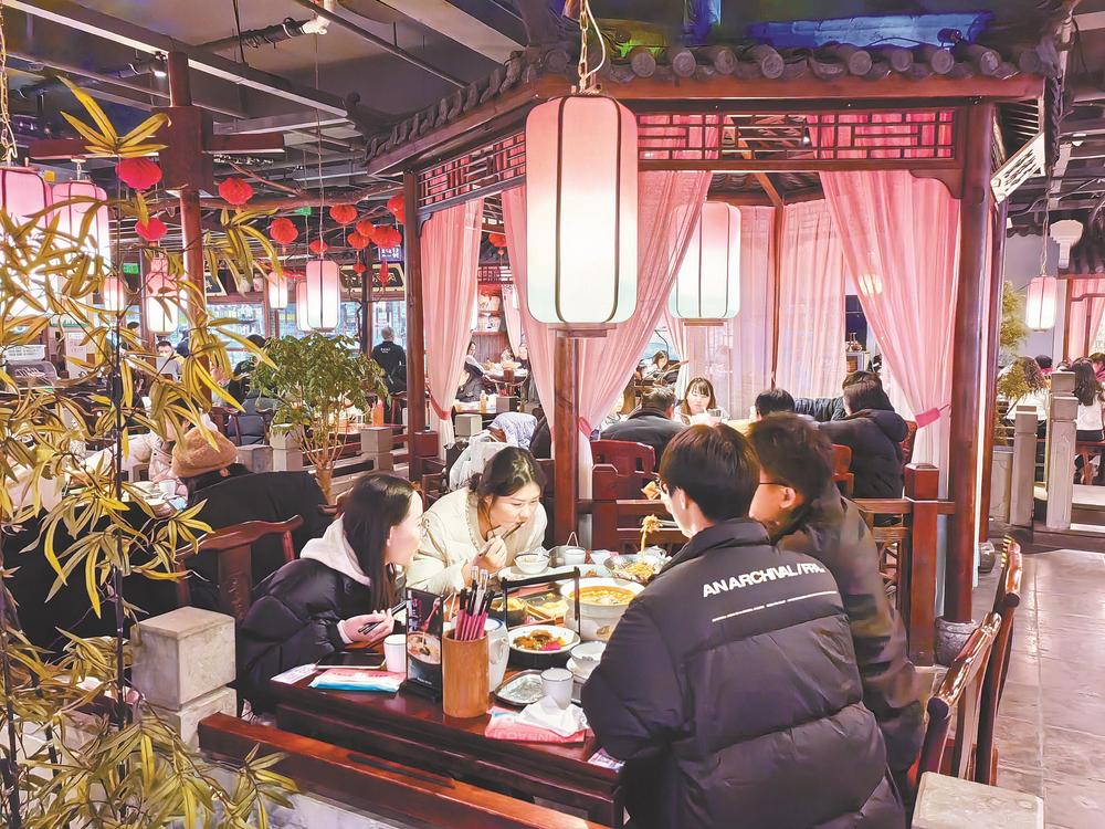 “绍兴古城过大年”活动激发消费活力  年年店休的商家在线服务