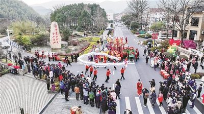 余村非遗踩街亮相央视《新闻联播》 “年味在安吉”系列活动吸引大量游客