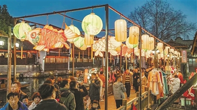 投身花灯制作技艺8年 他用双手“点亮”古镇的夜空