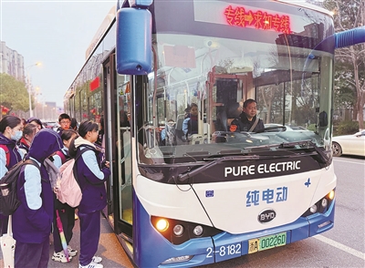 覆盖学校195所 日均运送约62073人次 749条“求知专线”上路 还有不少暖心服务