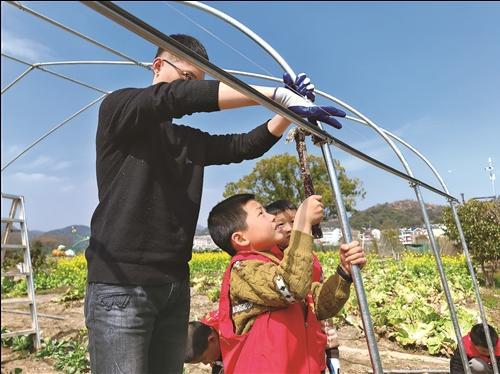 学生DIY蔬菜大棚，田园里藏着教育智慧