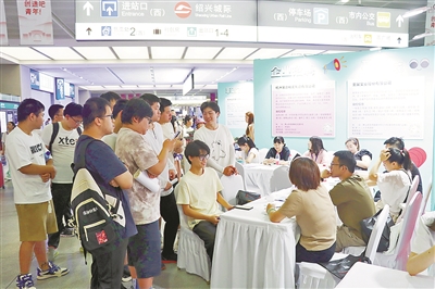150个工种780个岗位吸引十余所高校400多名学生 这场人才招聘会开到了火车站