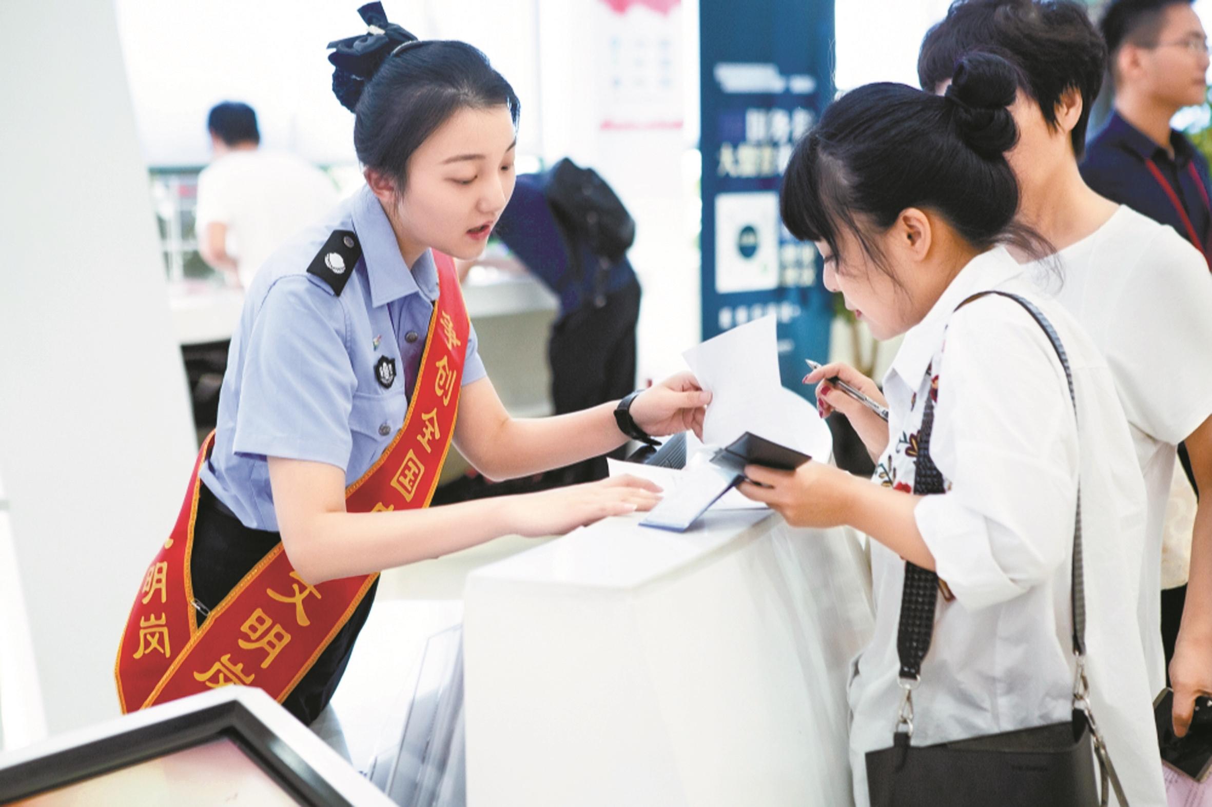 去年至今宁波上万人因逾期未换证被注销驾照—— 新政来了！“唤醒服务”解烦心事