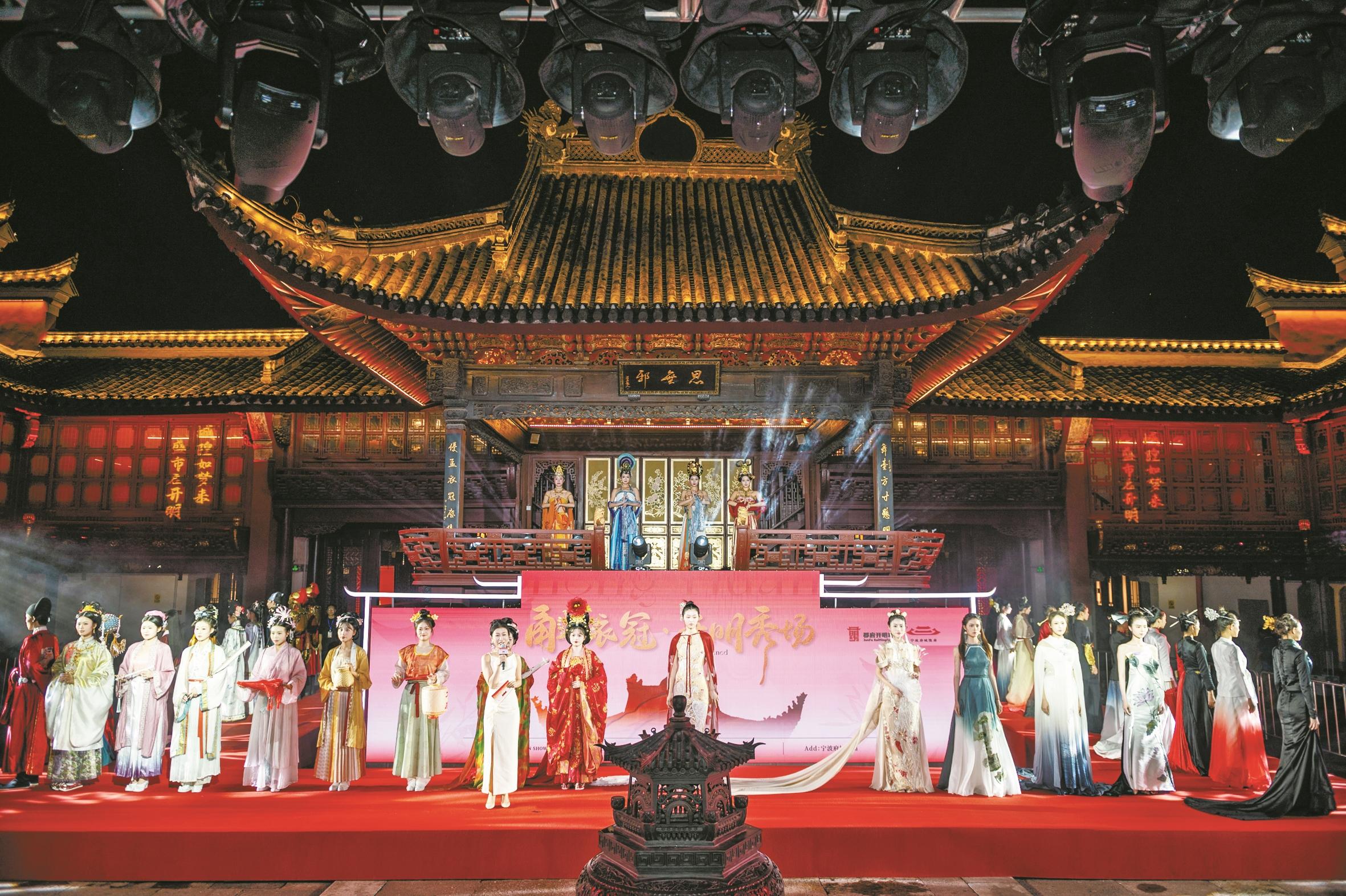 城隍庙上演 “罗城服装秀”
