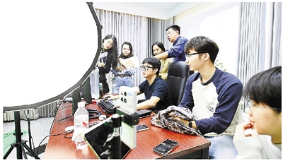 开学刚“满月”，就有5款学生作品“上市” 这个新型产业学院，有啥特别？记者实地探访