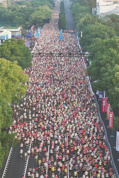 3.6万人共跑2024杭州马拉松 奔跑中，重温杭州亚运会的热辣滚烫