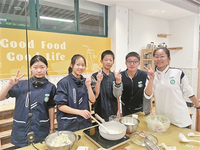 40多位班主任做起“兼职” 其他学科老师纷纷“入伙” 为了上好劳动课 中小学太拼了